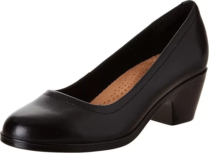 Clarks black low heel pumps